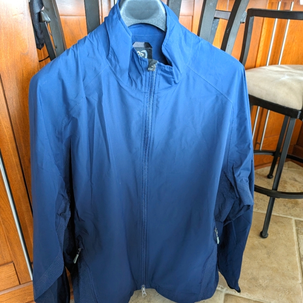 Zero restriction golfing jacket for women